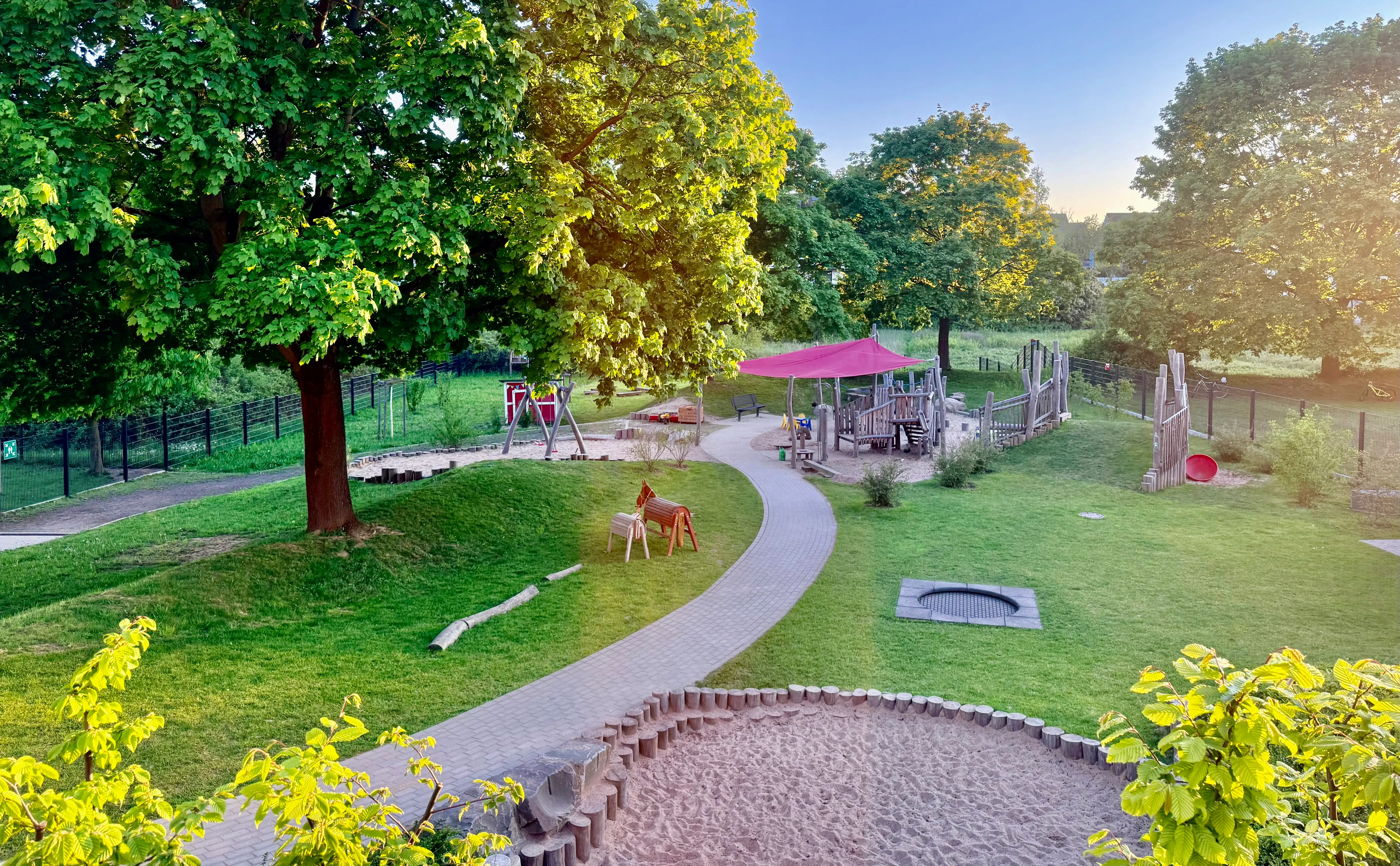 Blick in den Garten mit Spielbereich