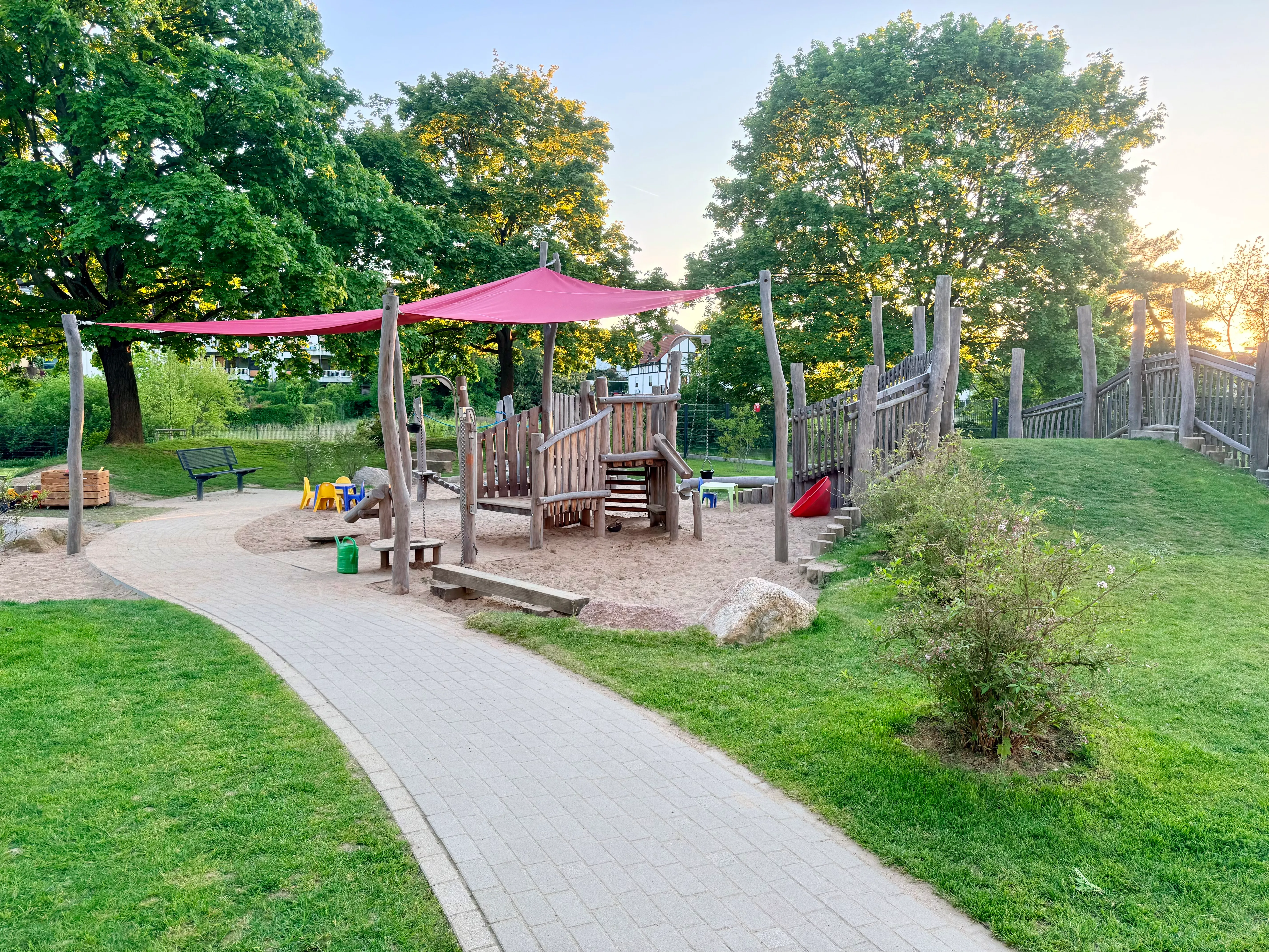 Innenansicht mit Gruppenraum und Spielmaterialien